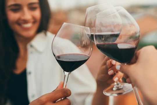 Tại sao cùng một ly rượu, phụ nữ 'ngấm' nhanh hơn phái mạnh?