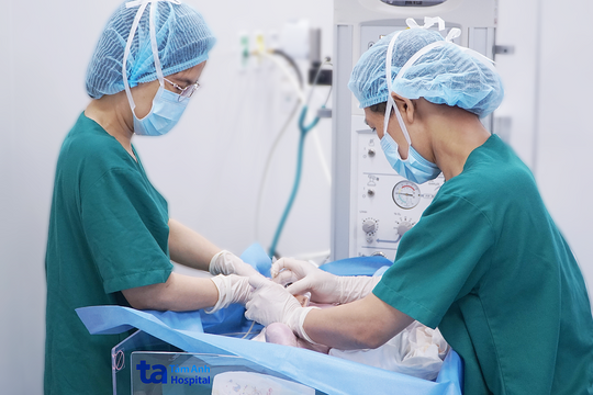 Bé sinh non suy hô hấp, da dày sừng do bất thường gene