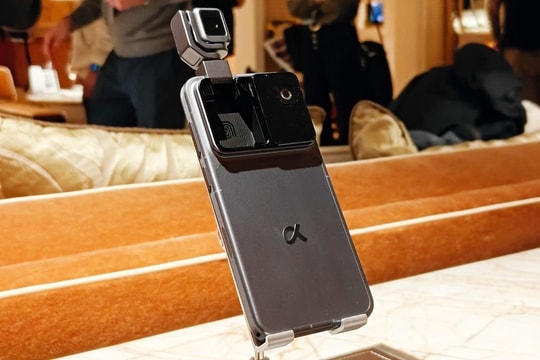 Điện thoại Robot Phone được bán vào tháng 3