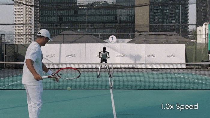 Robot hình người chơi tennis