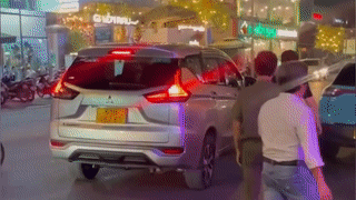 Khách đập phá ôtô công nghệ sau mâu thuẫn 'trả thêm tiền vệ sinh xe'