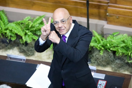 Loạt nghị sĩ Venezuela bắt chước cử chỉ 'chiến thắng' của ông Maduro