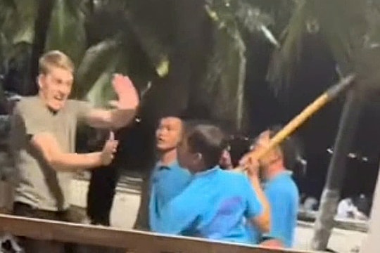 Quán bar có nhân viên dùng xẻng dọa khách nước ngoài bị đình chỉ hoạt động