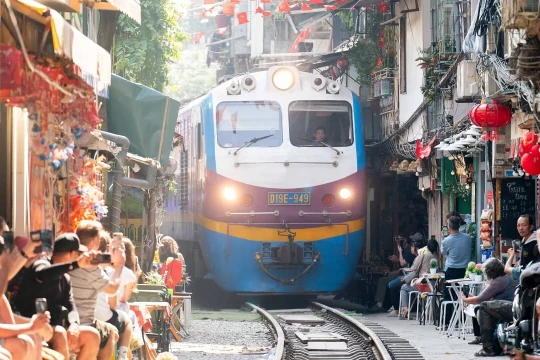 Hà Nội đề nghị dừng chạy tàu qua phố cà phê đường tàu