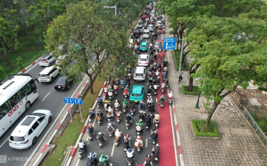 'Xe máy quá nhiều nên tràn vào làn riêng cho xe đạp trên đại lộ Mai Chí Thọ'
