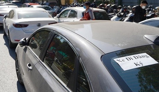 Đề xuất giảm 6 triệu đồng lệ phí khi đăng ký xe ô tô ở Hà Nội và TPHCM