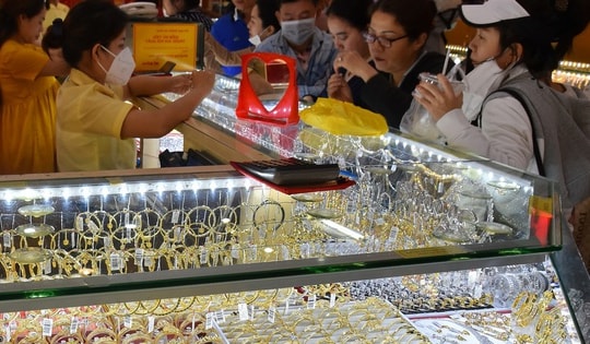 Giá vàng hôm nay 6-1: Tiếp tục tăng mạnh