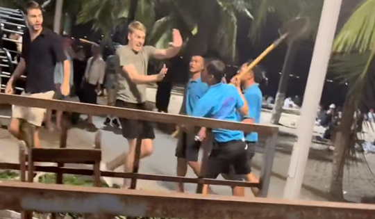 Đình chỉ quán bar có nhân viên cầm xẻng dọa khách nước ngoài ở Nha Trang