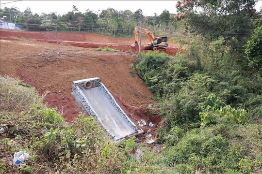 San lấp, cải tạo mặt bằng không phép cản trở dòng chảy ở Lâm Đồng