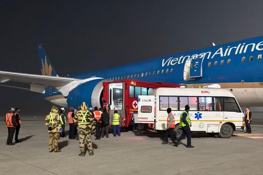 Máy bay Vietnam Airlines hạ cánh khẩn cấp tại Ấn Độ cấp cứu khách