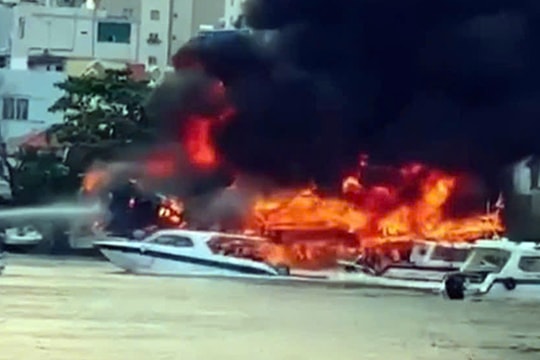 TP Hồ Chí Minh: Cháy lớn tàu du lịch trên sông Sài Gòn