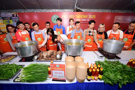 'Phở yêu thương' thắp lửa sẻ chia với người dân vùng rốn lũ Hòa Thịnh (Đắk Lắk)