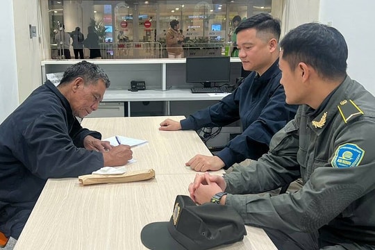 Khách nước ngoài đi lạc, quay lại sân bay Nội Bài cầu cứu