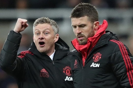 Solskjaer, Carrick cạnh tranh suất HLV tạm quyền Man Utd