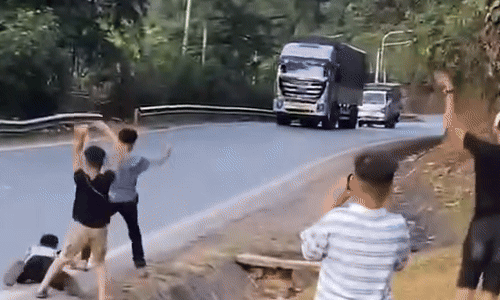 'Trẻ con lao ra đường nhảy múa theo tiếng còi xe - hậu quả của TikTok'