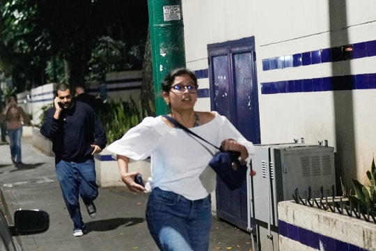 Câu chuyện phía sau tấm ảnh cô gái Venezuela chạy trốn hỏa lực Mỹ