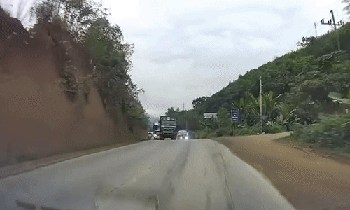 Hai ôtô lao vào nhau như trời giáng