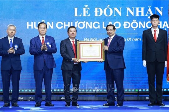 Thủ tướng Phạm Minh Chính: May 10 phải trở thành tập đoàn thời trang quốc tế