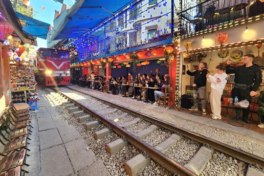 'Phố cà phê đường tàu' nhộn nhịp trước đề xuất dừng đoàn tàu chở khách