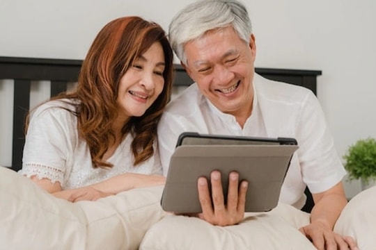 Cưới vợ trẻ cho bố, tôi bị cả họ chê cười