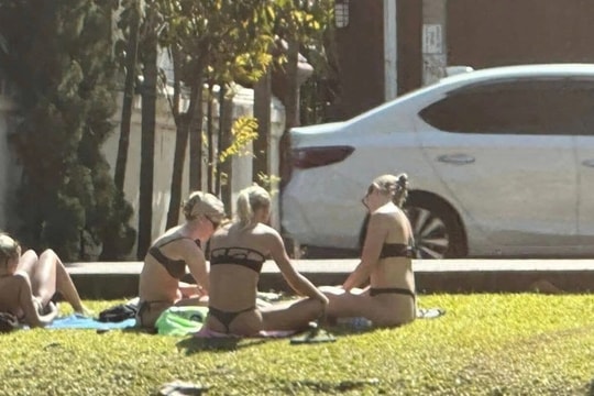 Du khách nước ngoài mặc bikini tắm nắng trước chùa ở Thái Lan gây tranh cãi