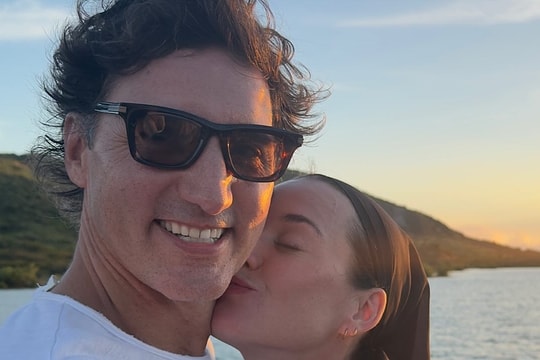 Katy Perry đăng ảnh hôn cựu Thủ tướng Canada