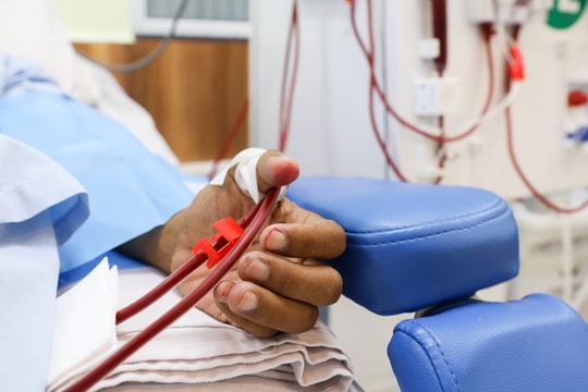 Thói quen uống nước ngọt thay nước lọc khiến thiếu nữ suy thận