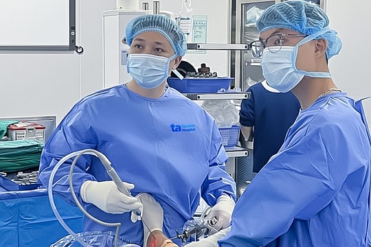 Mảnh xương kẹt trong khớp cổ chân một năm sau tai nạn