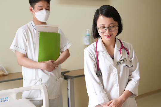 Bé gái 8 tháng tuổi nhiễm khuẩn tiết niệu biến chứng viêm màng não