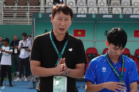 HLV Kim luôn mặc áo đen trong các trận đấu của Việt Nam