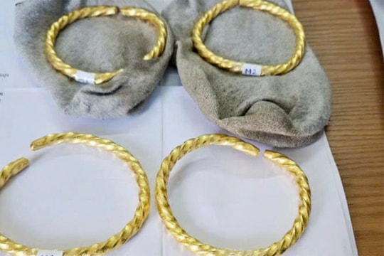 Vứt 80 chỉ vàng vận chuyển lậu ra đường vì sợ bị bắt