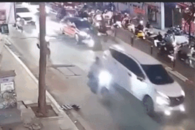 Người đàn ông bị ôtô tông tử vong khi quay đầu trên phố Hà Nội