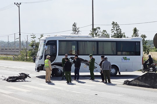 Ba thanh thiếu niên bị thương khi xe máy va chạm ôtô khách