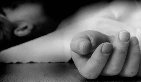 Đang xem điện thoại, bé trai đột nhiên ngã quỵ rồi tử vong