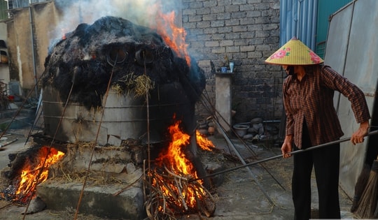 Làng nghề hơn 300 năm tuổi ở Nghệ An: Cứ đỏ lửa là có tiền
