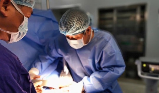 Bệnh nhân 88 tuổi ung thư dạ dày giai đoạn muộn hồi phục ngoạn mục sau phẫu thuật tại Vinmec Nha Trang