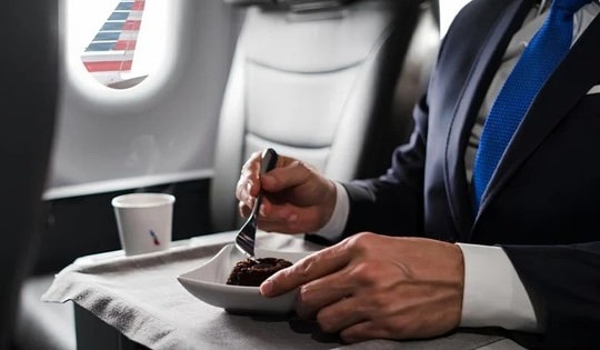 Bữa ăn cao cấp trên máy bay bị chê như "thịt in 3D", hãng phải xin lỗi