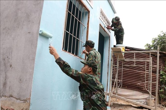 Quyết tâm 'băng đồi, vượt suối' dựng xây mái ấm cho người dân vùng lũ