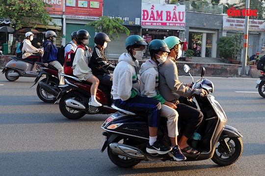 Nhiệt độ TP Hồ Chí Minh xuống dưới 18 độ C, người dân co ro trong buổi sáng