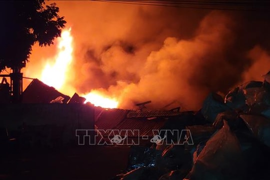 Hưng Yên: Đang cháy lớn tại xưởng gỗ và tái chế nhựa ở Lạc Đạo