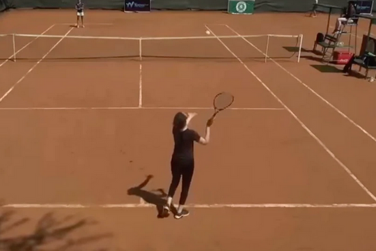 Trận tennis dở đến ngỡ ngàng: Tay vợt 'đặc cách' mắc 20 lỗi, thua sau 37 phút