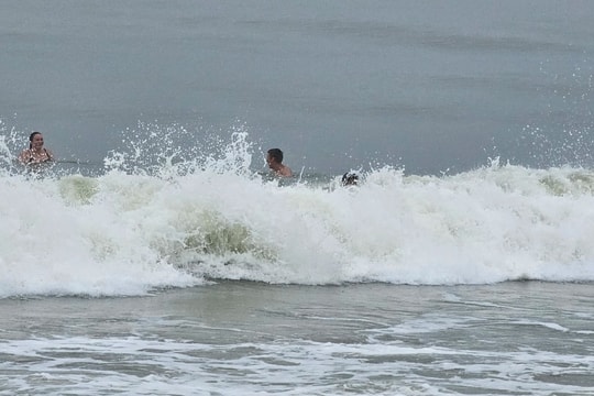 Cứu 7 du khách đuối nước khi tắm biển Nha Trang