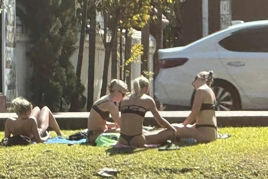 Nhóm khách bị chỉ trích vì mặc bikini tắm nắng trước đền Thái Lan