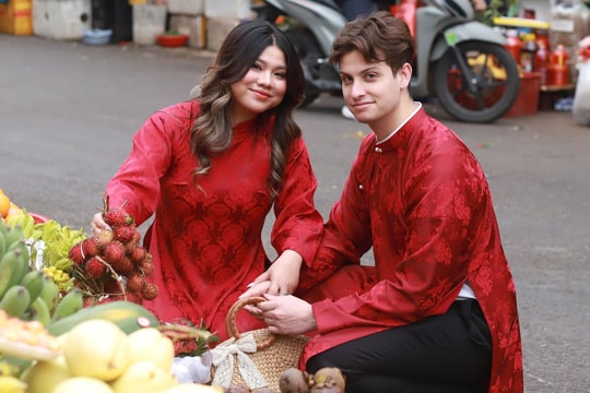 Người nước ngoài 'săn' áo dài chụp ảnh Tết Việt