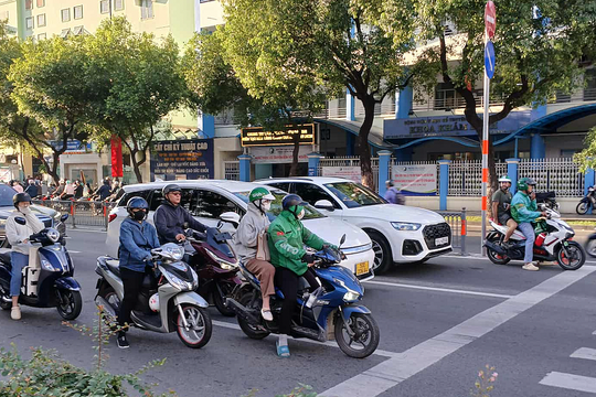 Người TP HCM lạ lẫm với 'nhiệt độ thấp nhất 10 năm'