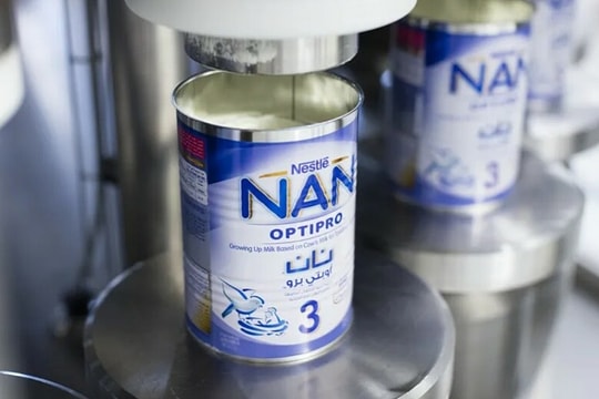 Nguồn cơn đợt thu hồi sữa lớn nhất lịch sử Nestlé tại hơn 60 quốc gia