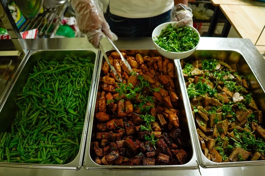 Bán hàng ăn uống nên mở hộ kinh doanh hay lập doanh nghiệp?