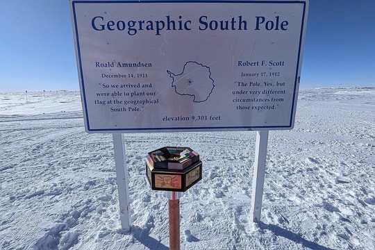 Các nhà khoa học dịch chuyển cột mốc cực nam Trái Đất