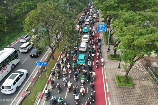 Xe đạp 'lép vế' trên làn ưu tiên ở TP HCM