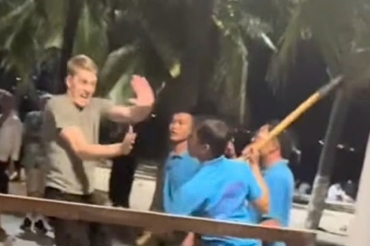 Quán bar có nhân viên cầm xẻng dọa đánh khách bị phạt 50 triệu đồng